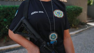 Agente da Polícia Civil armada fuzil