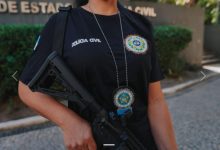 Policial civil em atuação durante operação no município de Paraty