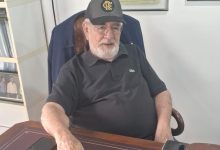 Eider Dantas sentado