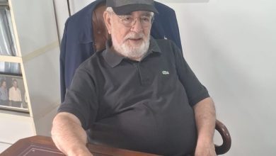 Eider Dantas sentado