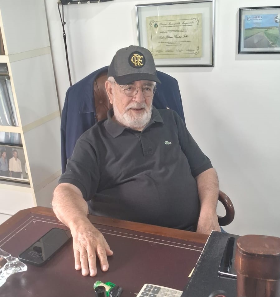 Eider Dantas sentado