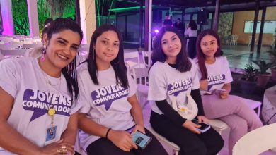 Diretora e alunas posando para foto