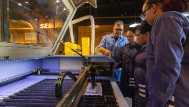 Alunos em torno de uma máquina