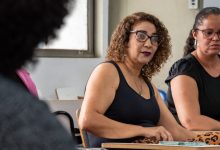Mulheres à mesa participando de reunião