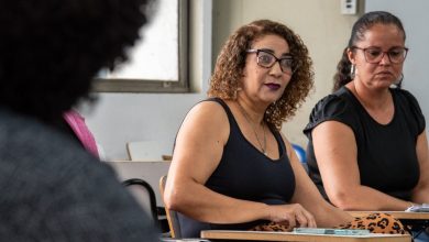 Mulheres à mesa participando de reunião