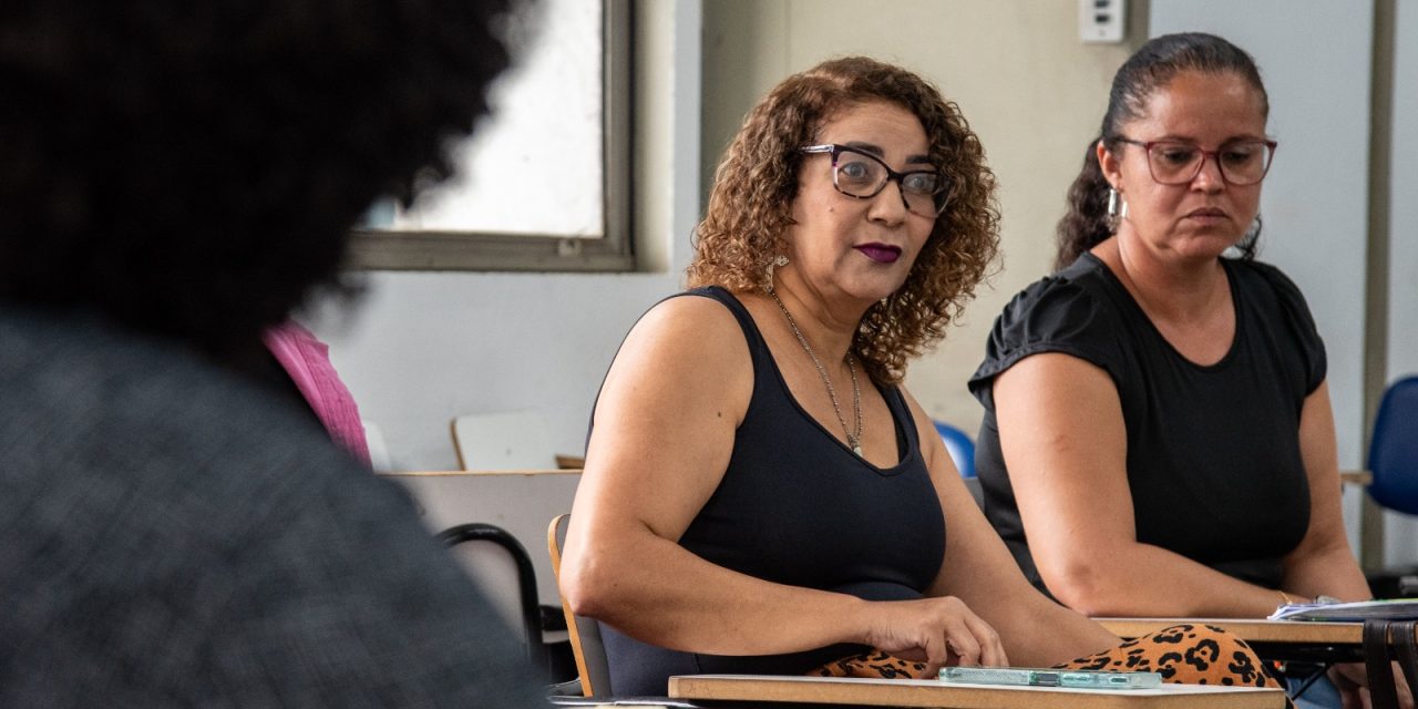 Mulheres à mesa participando de reunião