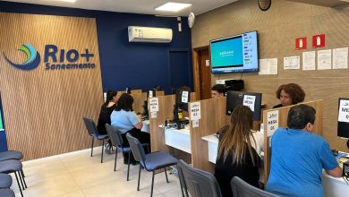 Atendimento presencial da Rio+Saneamento em unidade física da concessionária; durante o Carnaval, lojas fecham