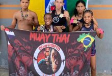 Atletas campeões da Confronto Team exibem suas medalhas.