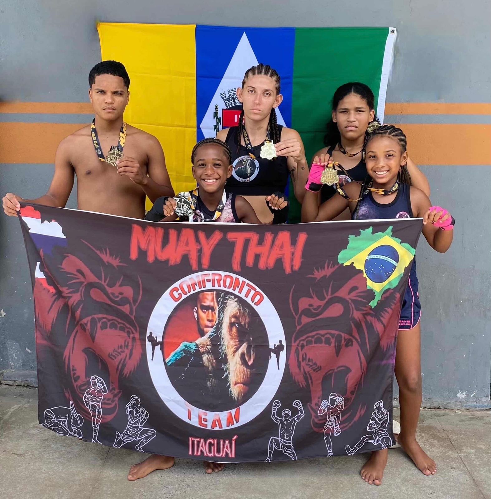 Atletas campeões da Confronto Team exibem suas medalhas.