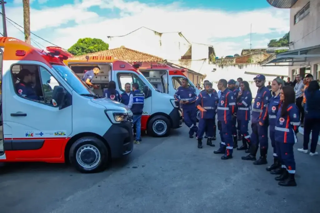 Equipes do SAMU participam da entrega das novas ambulâncias