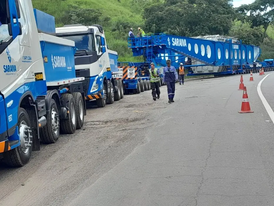 Carga de 647 toneladas, com mais de 100 metros de comprimento