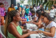 Participantes recebem atendimento de beleza durante ação especial