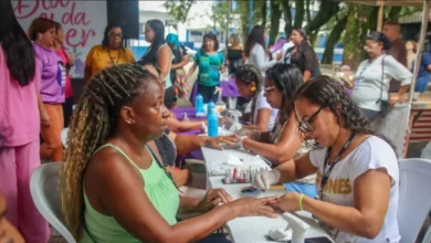 Participantes recebem atendimento de beleza durante ação especial
