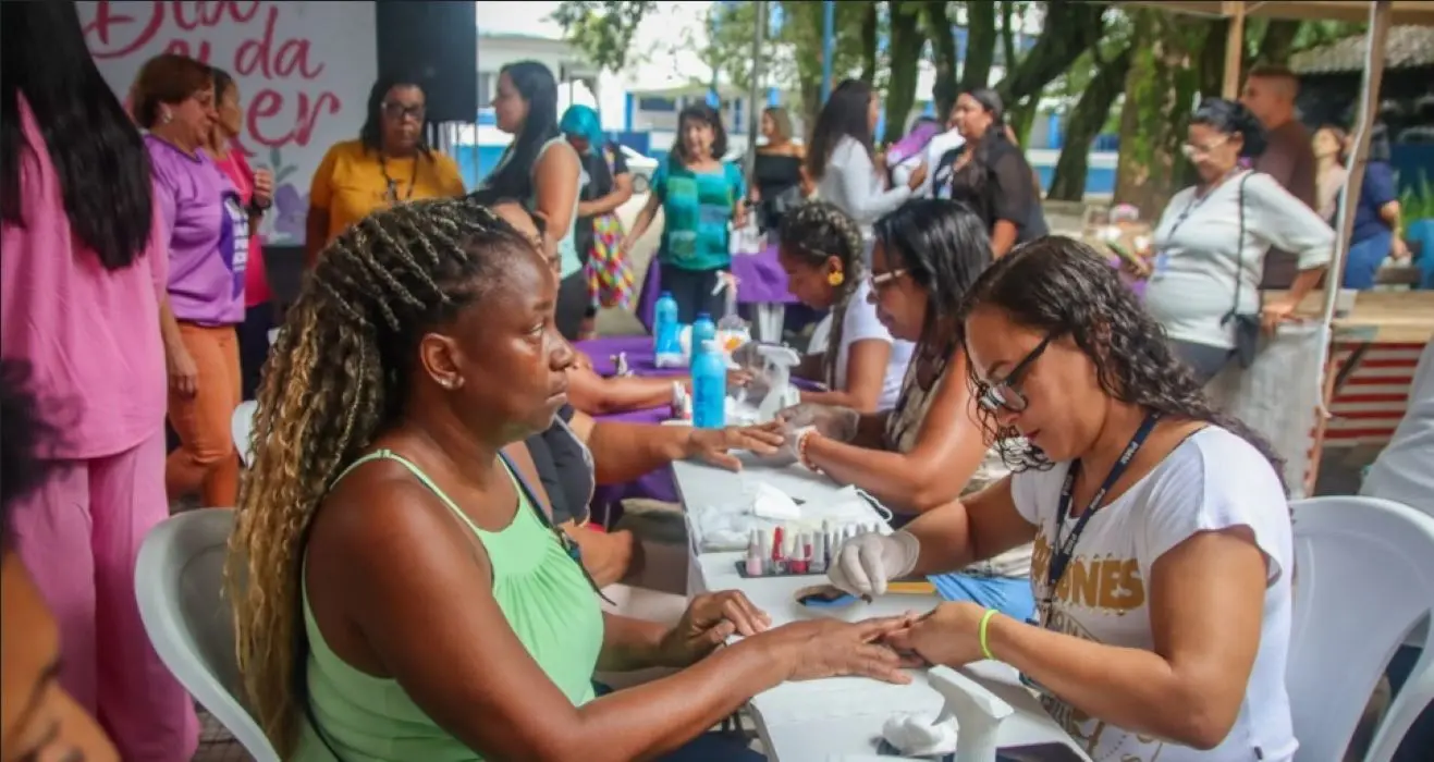 Participantes recebem atendimento de beleza durante ação especial