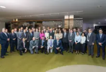 Vários homens posando para foto