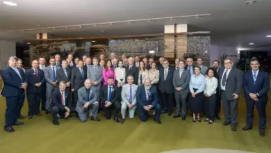 Vários homens posando para foto