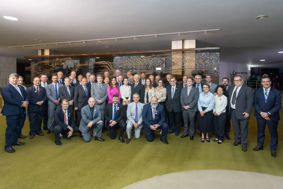 Vários homens posando para foto