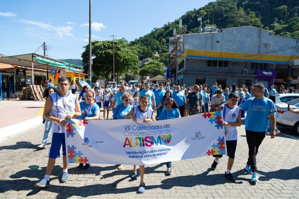 Alunos, professores e moradores participam do evento
