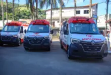 Três ambulâncias estacionadas