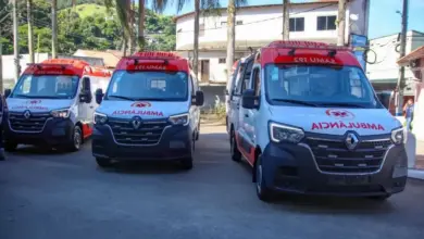 Três ambulâncias estacionadas