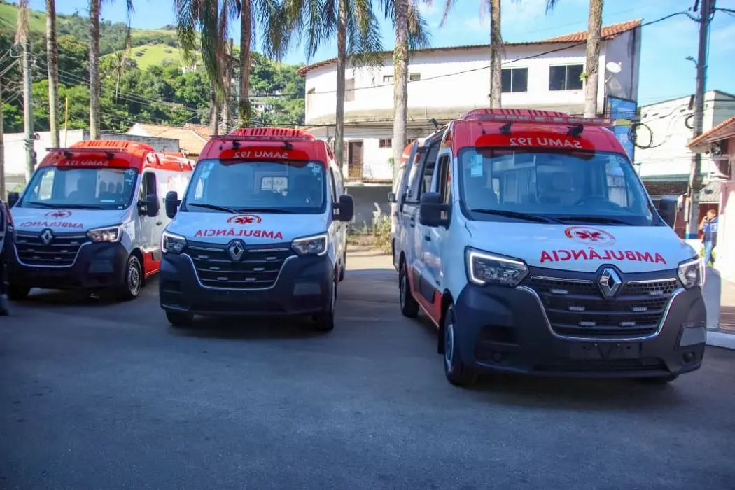 Três ambulâncias estacionadas