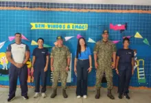 Equipes da Marinha e comunidade escolar durante ação cívico-social na Escola Municipal Argentina Coutinho