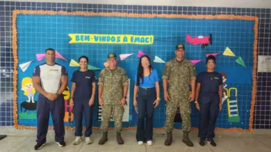 Equipes da Marinha e comunidade escolar durante ação cívico-social na Escola Municipal Argentina Coutinho