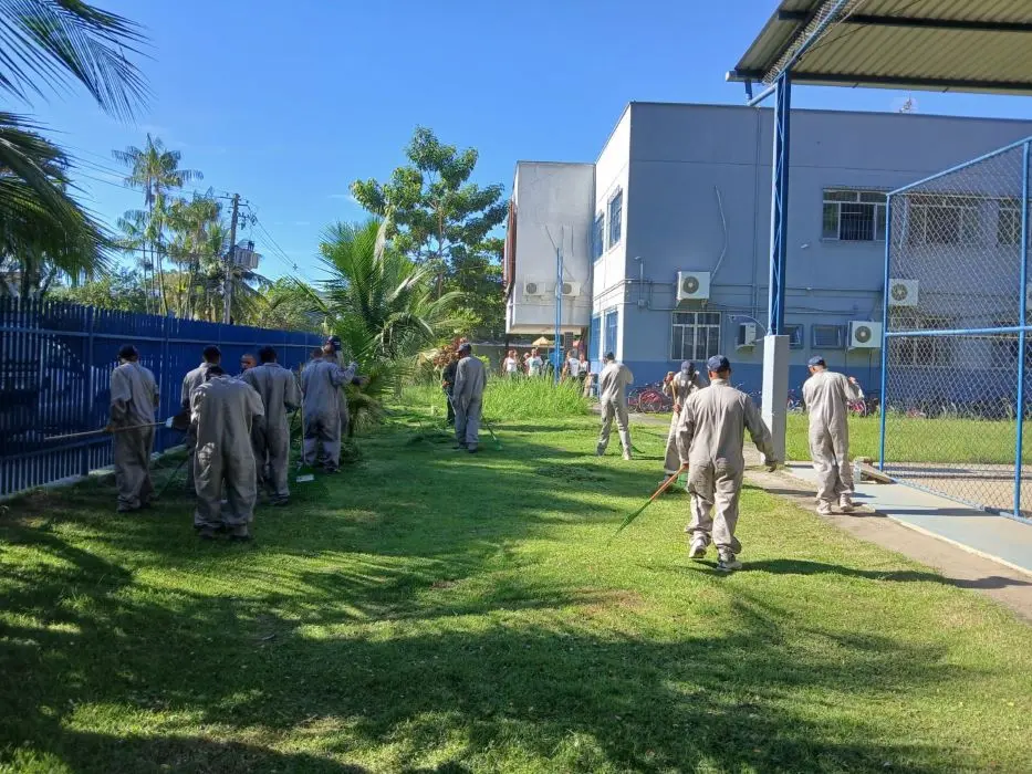Militares da Marinha realizam serviços de limpeza e manutenção na área externa da Escola Argentina Coutinho