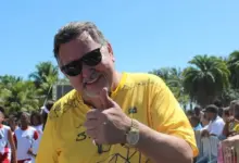 Homem posando para foto com o polegar indicando positivo