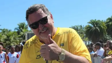Homem posando para foto com o polegar indicando positivo