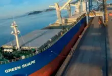 Navio atracado no terminal Sepetiba Tecon