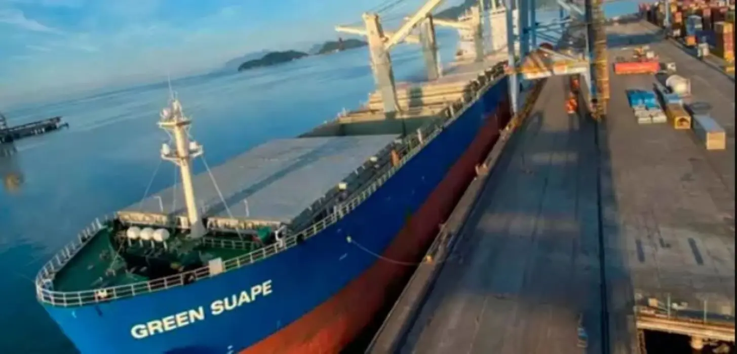 Navio atracado no terminal Sepetiba Tecon