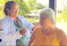 Idosa recebe a vacina contra a Influenza durante ação da Prefeitura