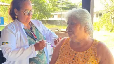 Idosa recebe a vacina contra a Influenza durante ação da Prefeitura