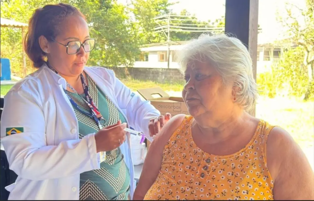 Idosa recebe a vacina contra a Influenza durante ação da Prefeitura