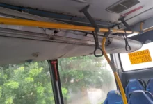 Estrutura desprendendo do teto do ônibus