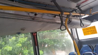 Estrutura desprendendo do teto do ônibus