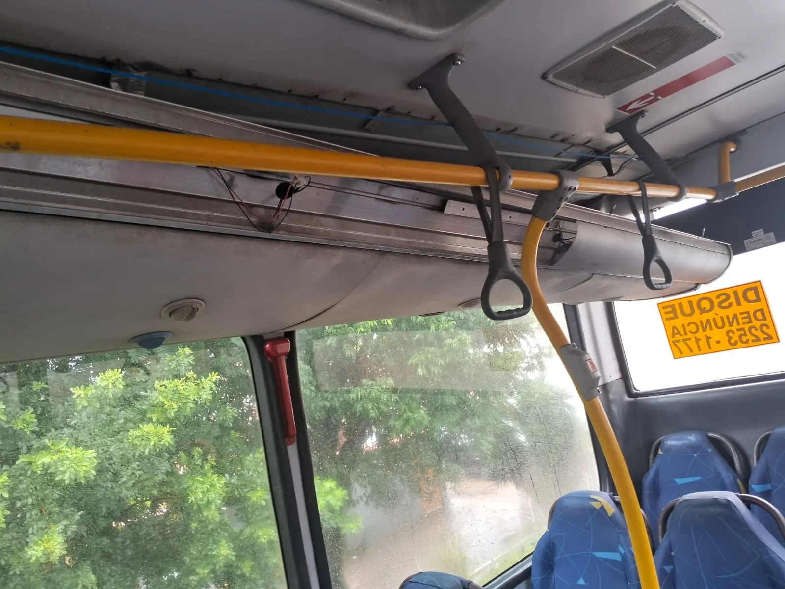 Estrutura desprendendo do teto do ônibus