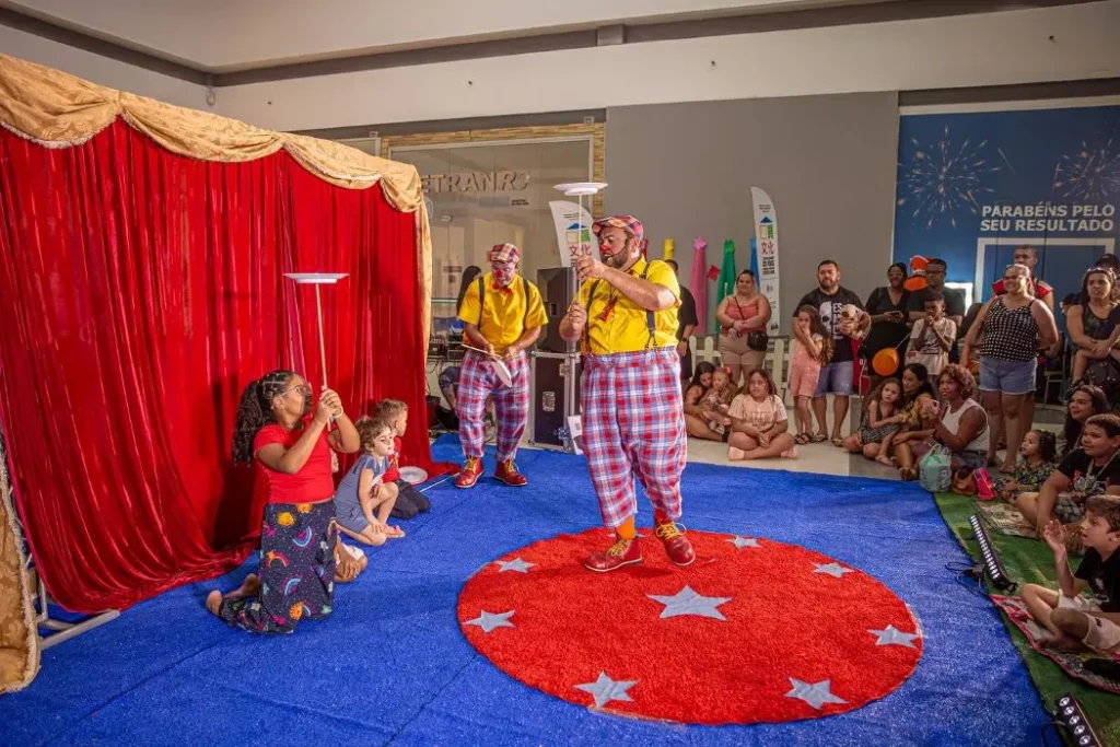 Artistas da companhia Turma Em Cena apresentam número de circo-teatro