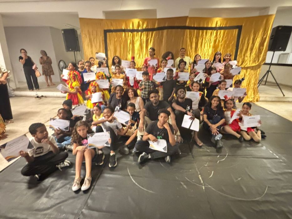 Alunos celebram a conclusão das atividades com a entrega de certificados