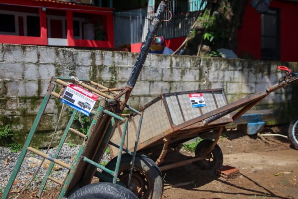 Estruturas e equipamentos utilizados de forma irregular em área pública