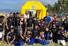 Alunos do jiu-jitsu inclusivo na praia da Barra.