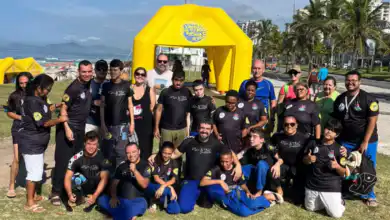 Alunos do jiu-jitsu inclusivo na praia da Barra.