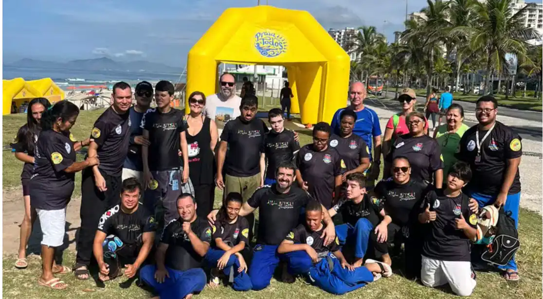 Alunos do jiu-jitsu inclusivo na praia da Barra.