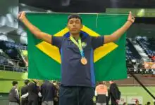 João Viana levando a bandeira do Brasil ao pódio