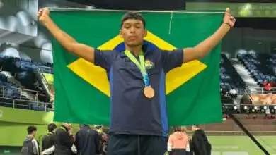 João Viana levando a bandeira do Brasil ao pódio