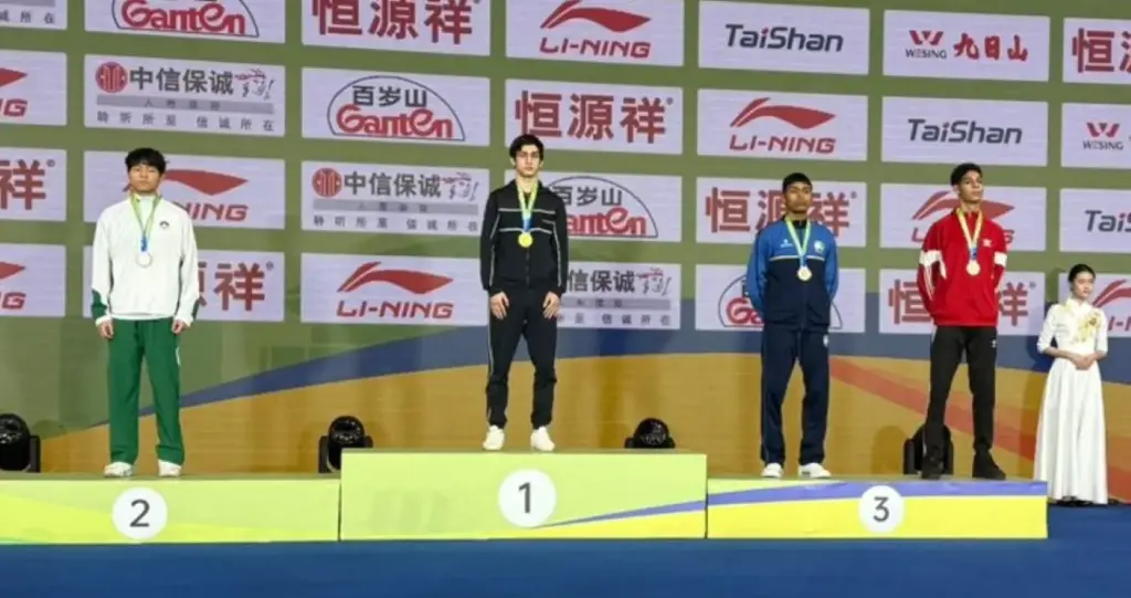 João Viana (à direita) sobe ao pódio e garante o bronze