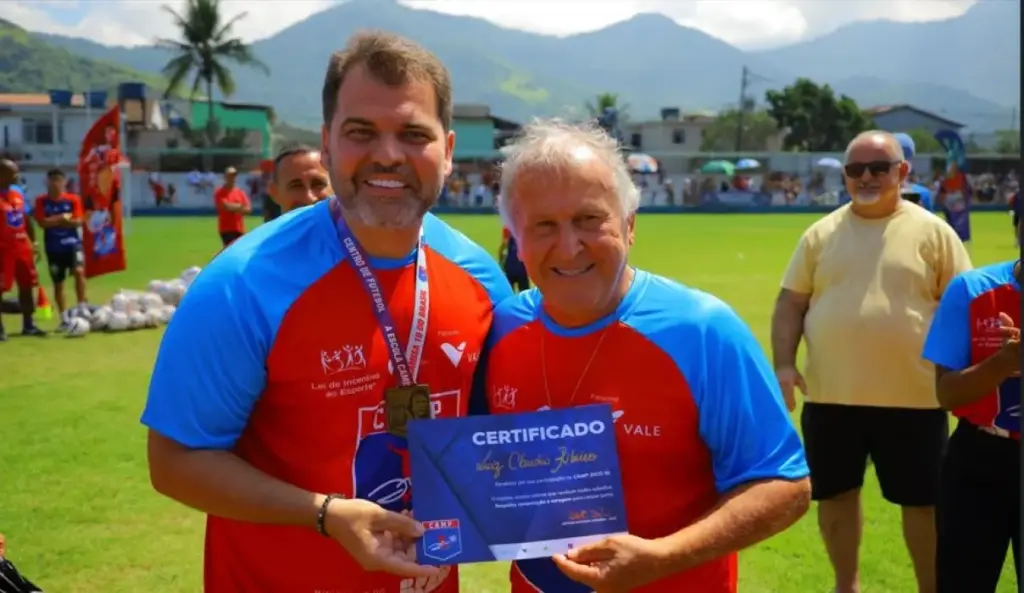 Prefeito Luiz Cláudio recebe certificado das mãos de Zico