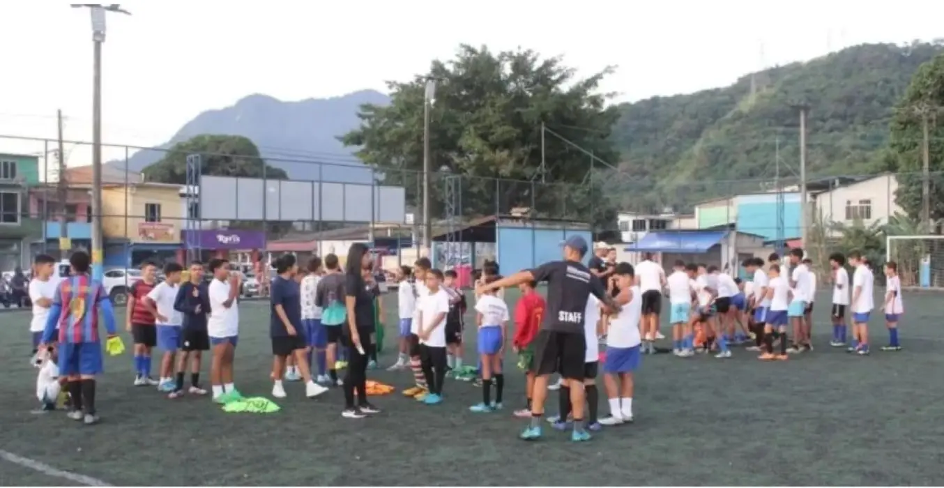 Alunos participam de atividades esportivas