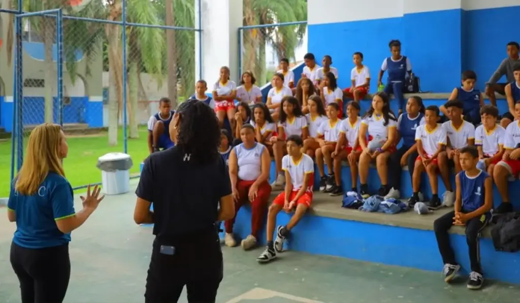 Crianças e adolescentes acompanham apresentação do Projeto Container do Esporte